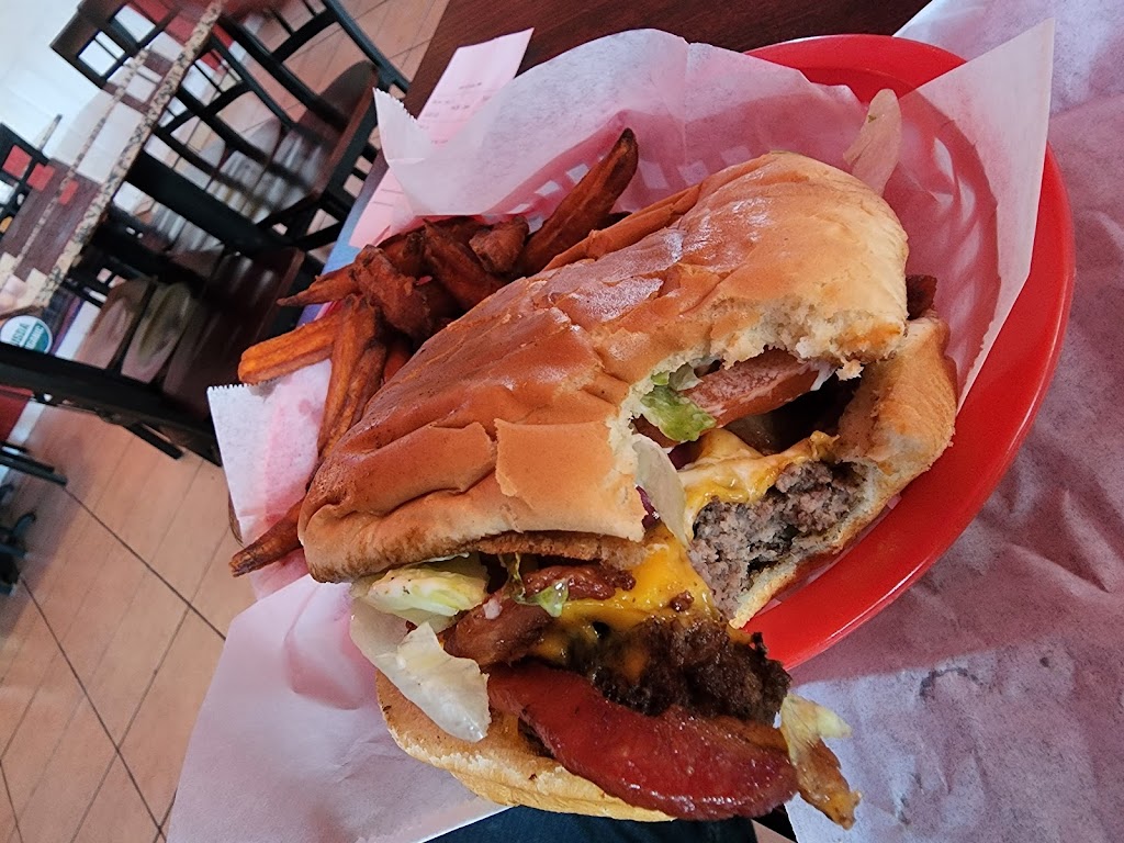 The Burger Barn - Hebbronville | 114 Falfurrias Hwy, Hebbronville, TX 78361, USA | Phone: (361) 527-5700