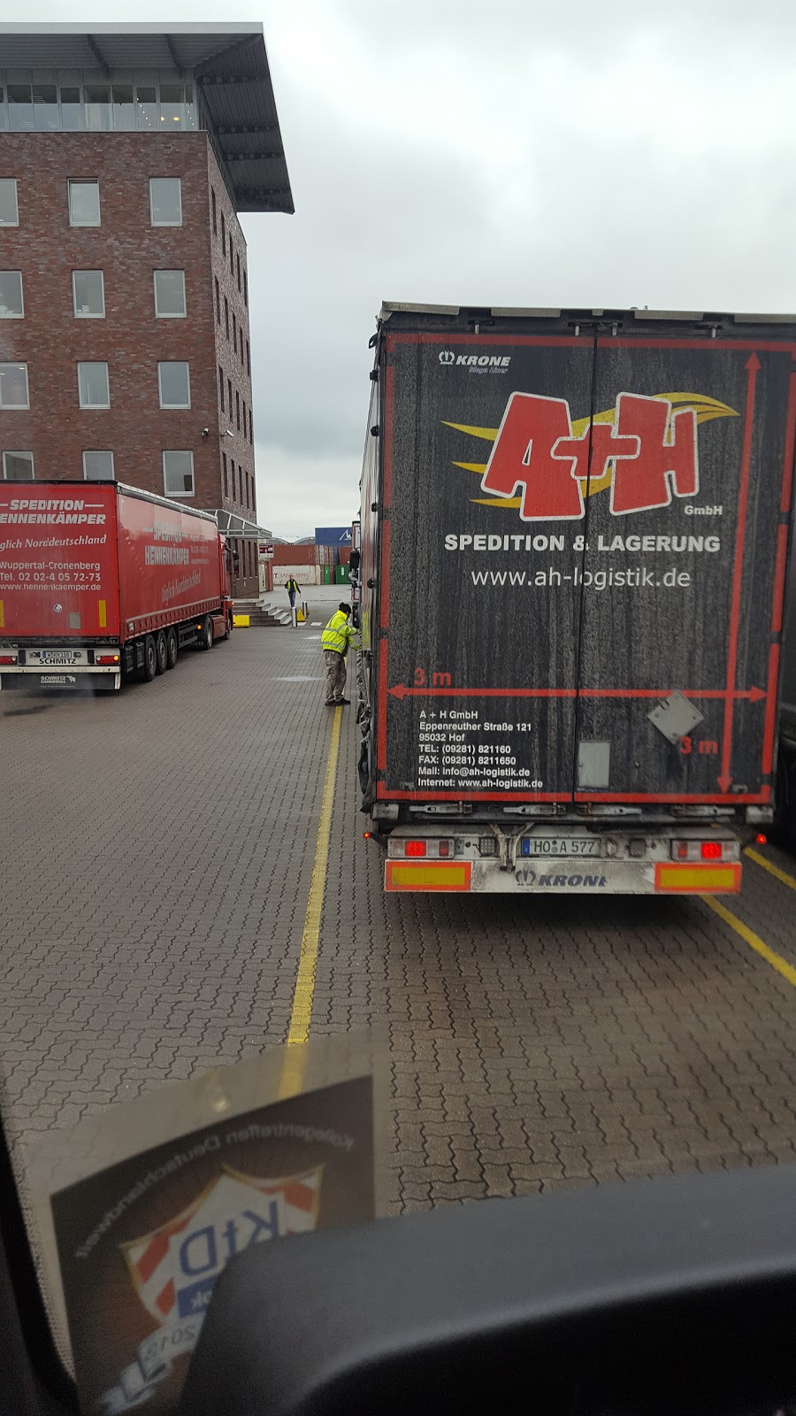 HLS Hafenlager Service GmbH | Afrikastraße 2, 20457 Hamburg, Germany | Phone: 040 7804260