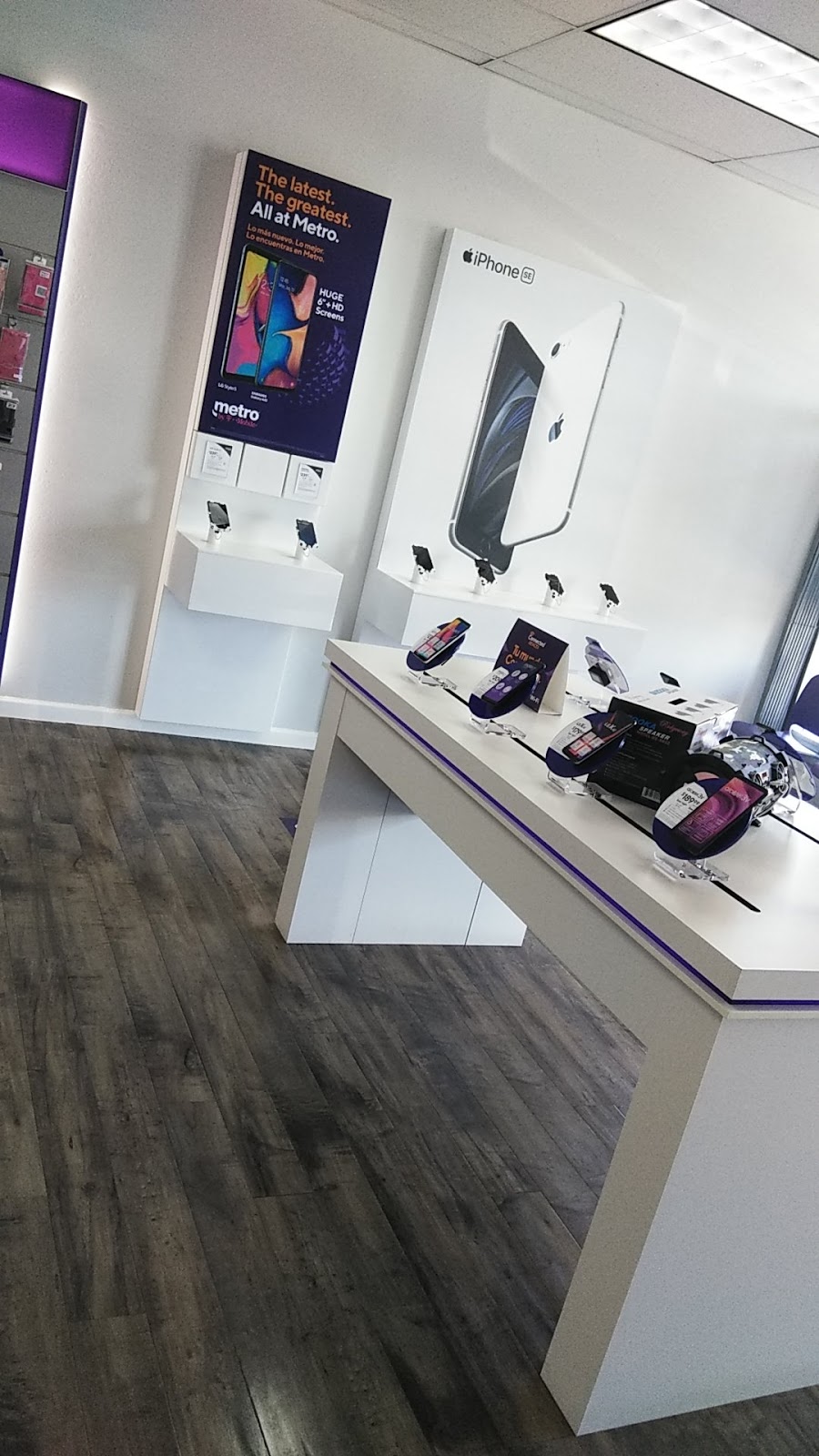 Metro by T-Mobile | 460 N Alma School Rd Ste 1, Mesa, AZ 85201, USA | Phone: (480) 912-2024