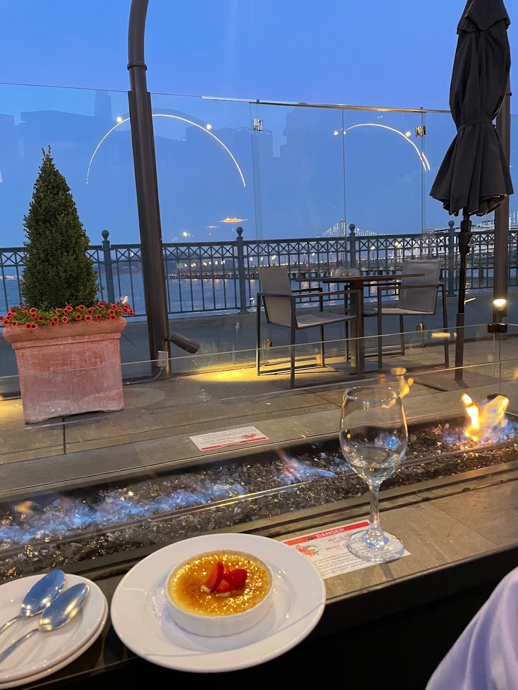 The Waterfront Restaurant | 7 The Embarcadero, San Francisco, CA 94111, USA | Phone: (415) 391-2696