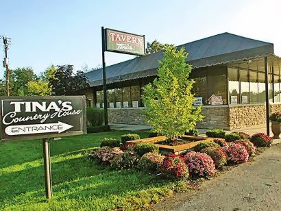 Tavern At Tinas Country House | 50870 North Ave, Macomb, MI 48042, USA | Phone: (586) 949-2288