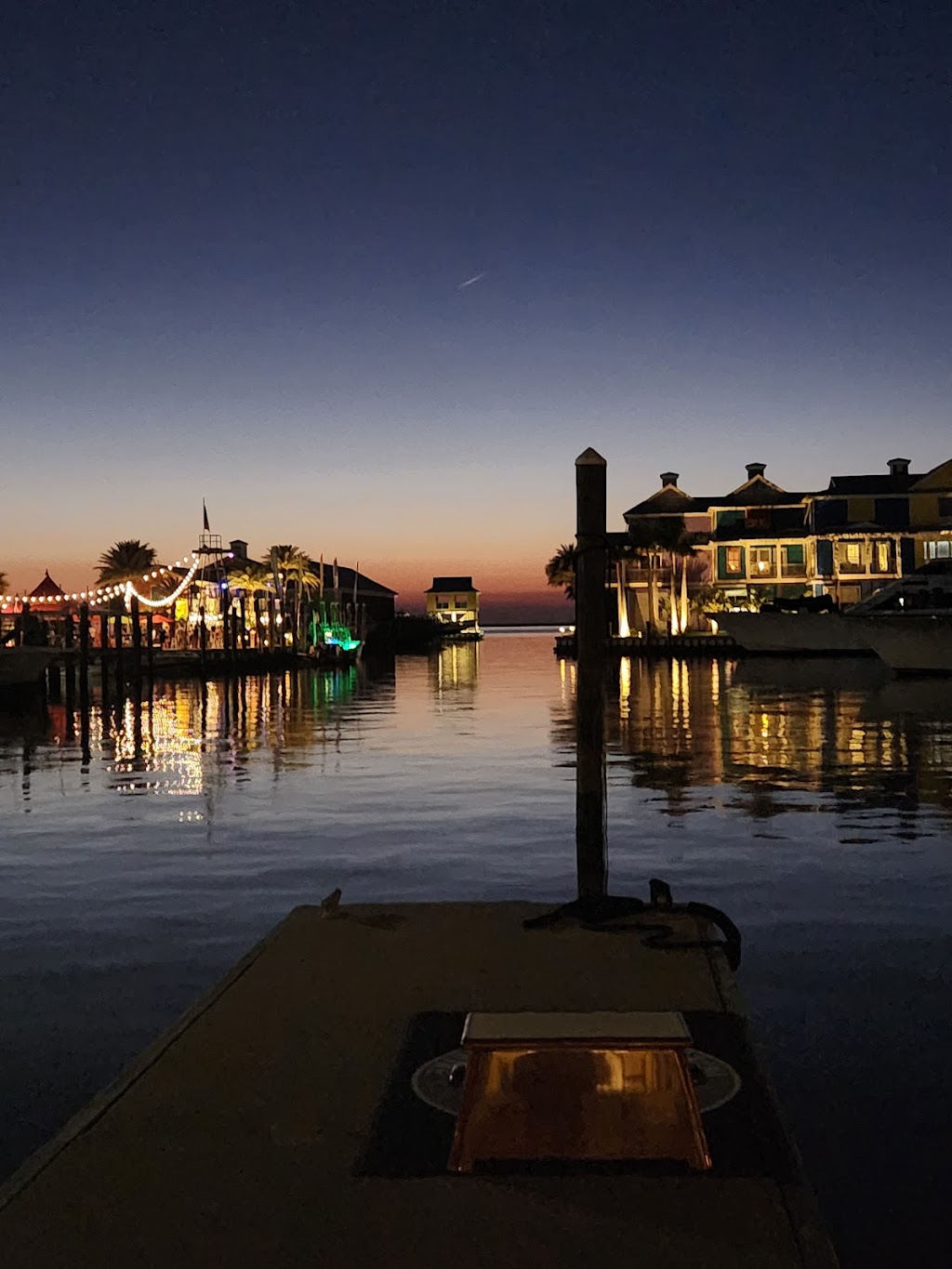 Hurricane Hole Restaurant | 1851 LA-1, Grand Isle, LA 70358, USA | Phone: (985) 787-2220