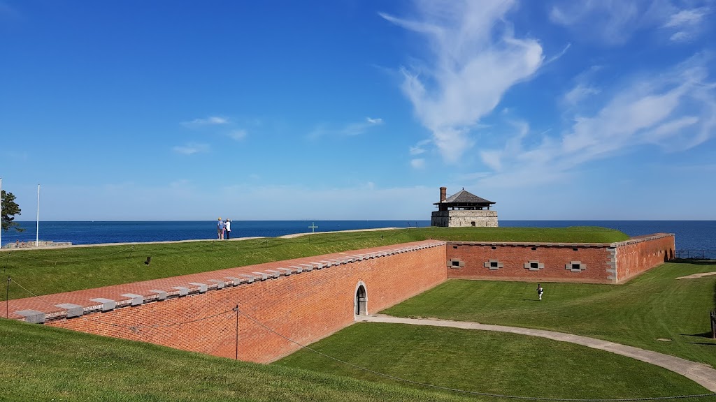 Old Fort Niagara Lighthouse, Youngstown, NY | Fort Niagara State Park, Scott Ave, Youngstown, NY 14174, USA | Phone: (716) 745-7611