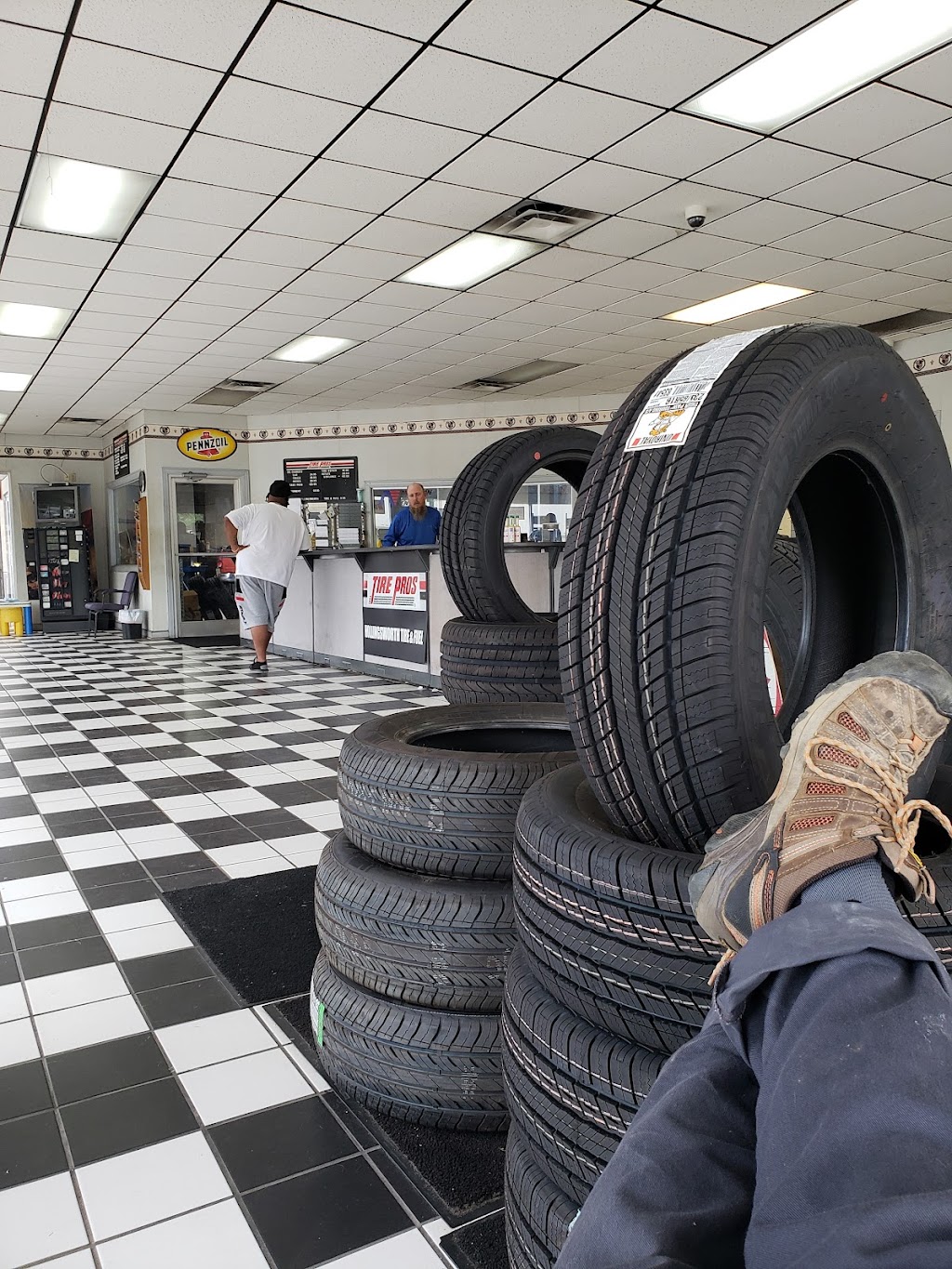 Hollingsworth Tire Pros | 498 Industrial Dr, Springfield, TN 37172, USA | Phone: (615) 384-2451