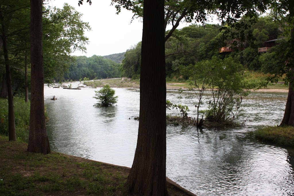 Rio Lodge on the Guad | 7840 River Rd, New Braunfels, TX 78132, USA | Phone: (866) 748-4553