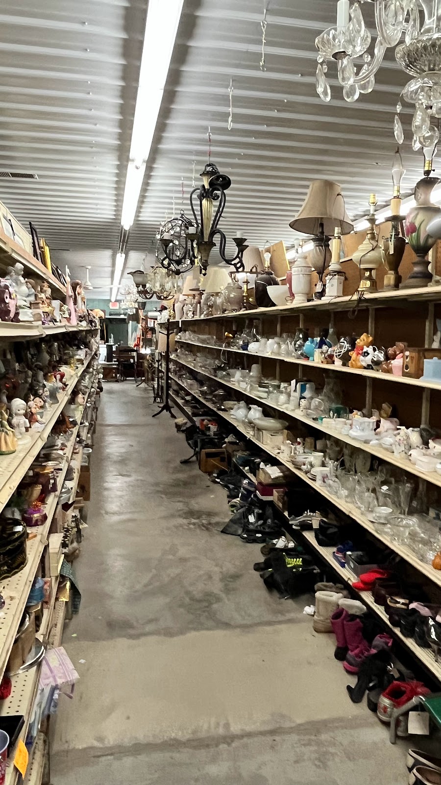 Ravena Barn Flea Market | 2532 Rte 9W, Ravena, NY 12143, USA | Phone: (518) 756-7778