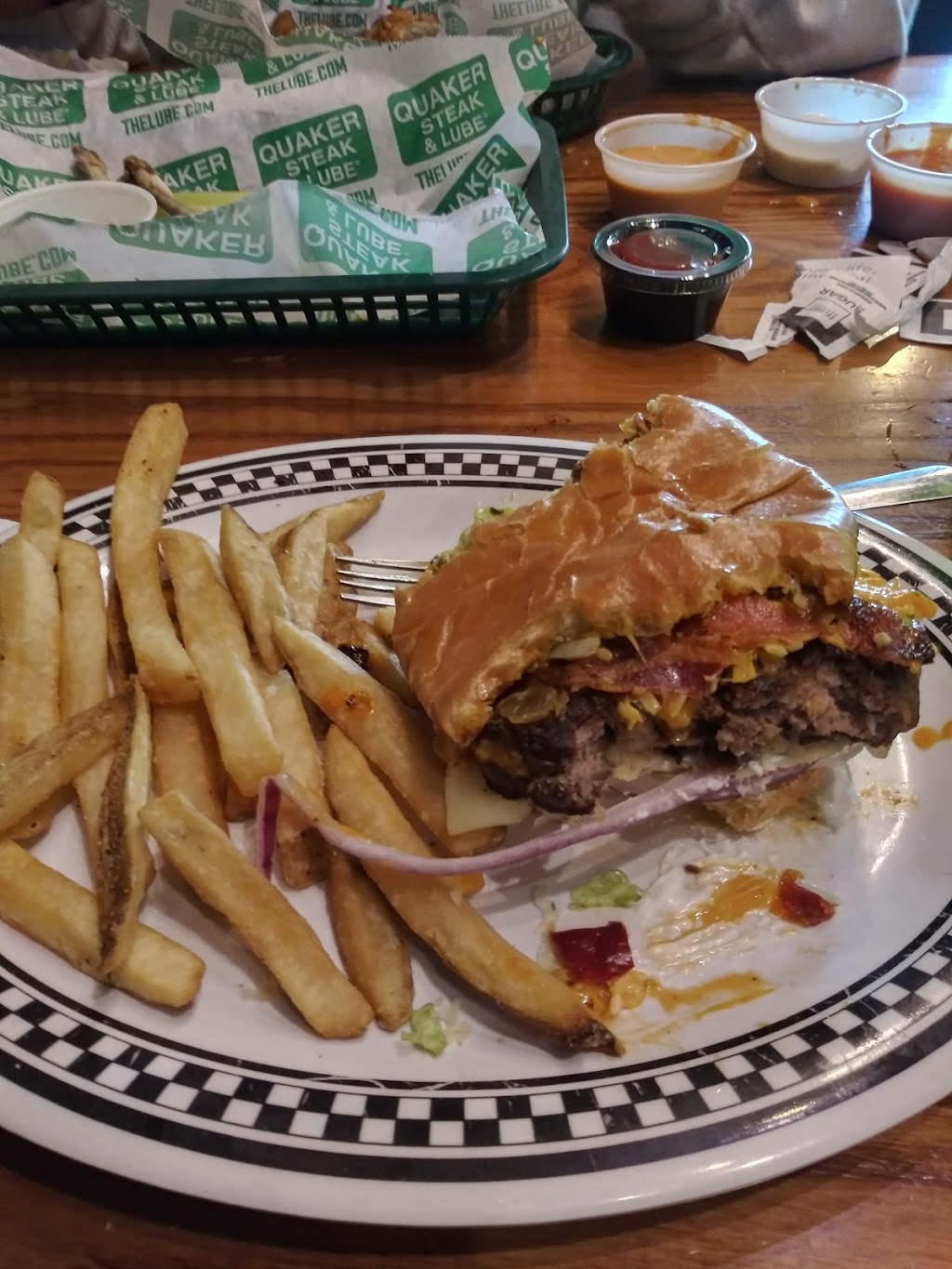 Quaker Steak & Lube | 3737 Stone Creek Blvd, Cincinnati, OH 45251, USA | Phone: (513) 923-9464