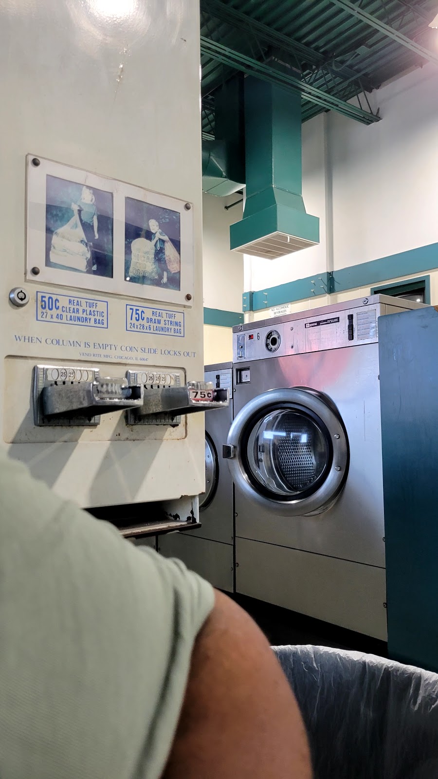 Amityville Laundromat | 720 Broadway, Amityville, NY 11701, USA | Phone: (631) 789-8740