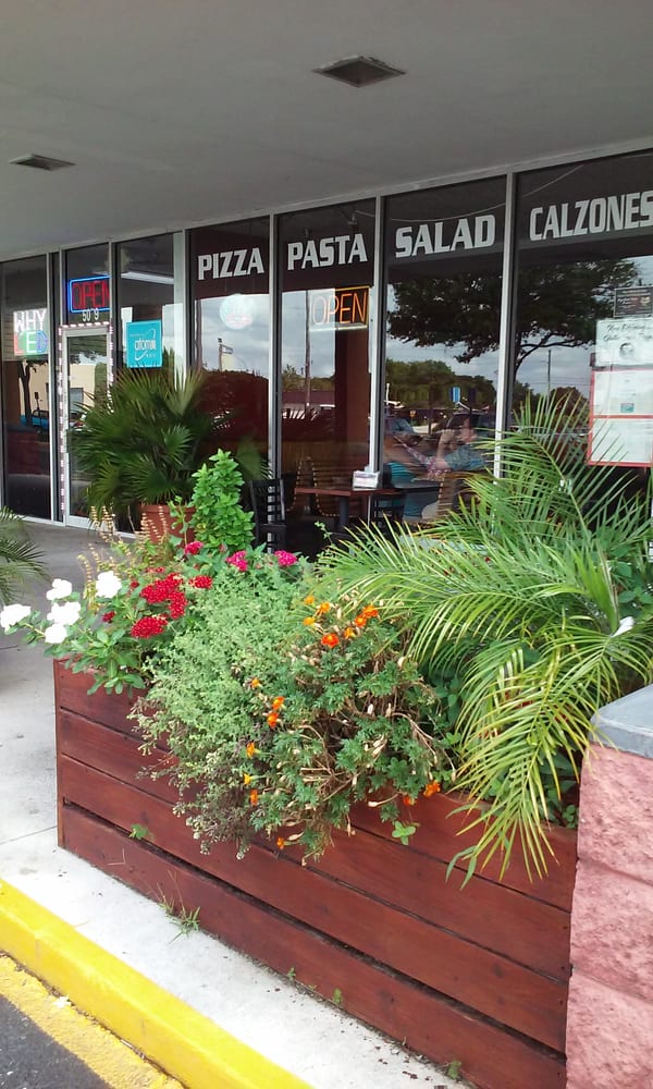 Julias Pizza | 5075 Edgewater Dr, Orlando, FL 32810, USA | Phone: (407) 295-1800