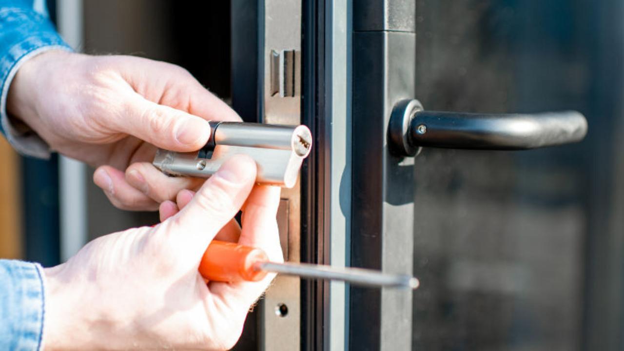 S.O.S Locksmith | 330 Ridout St N Unit 102B, London, ON N6A 0A7, Canada | Phone: (226) 559-9341