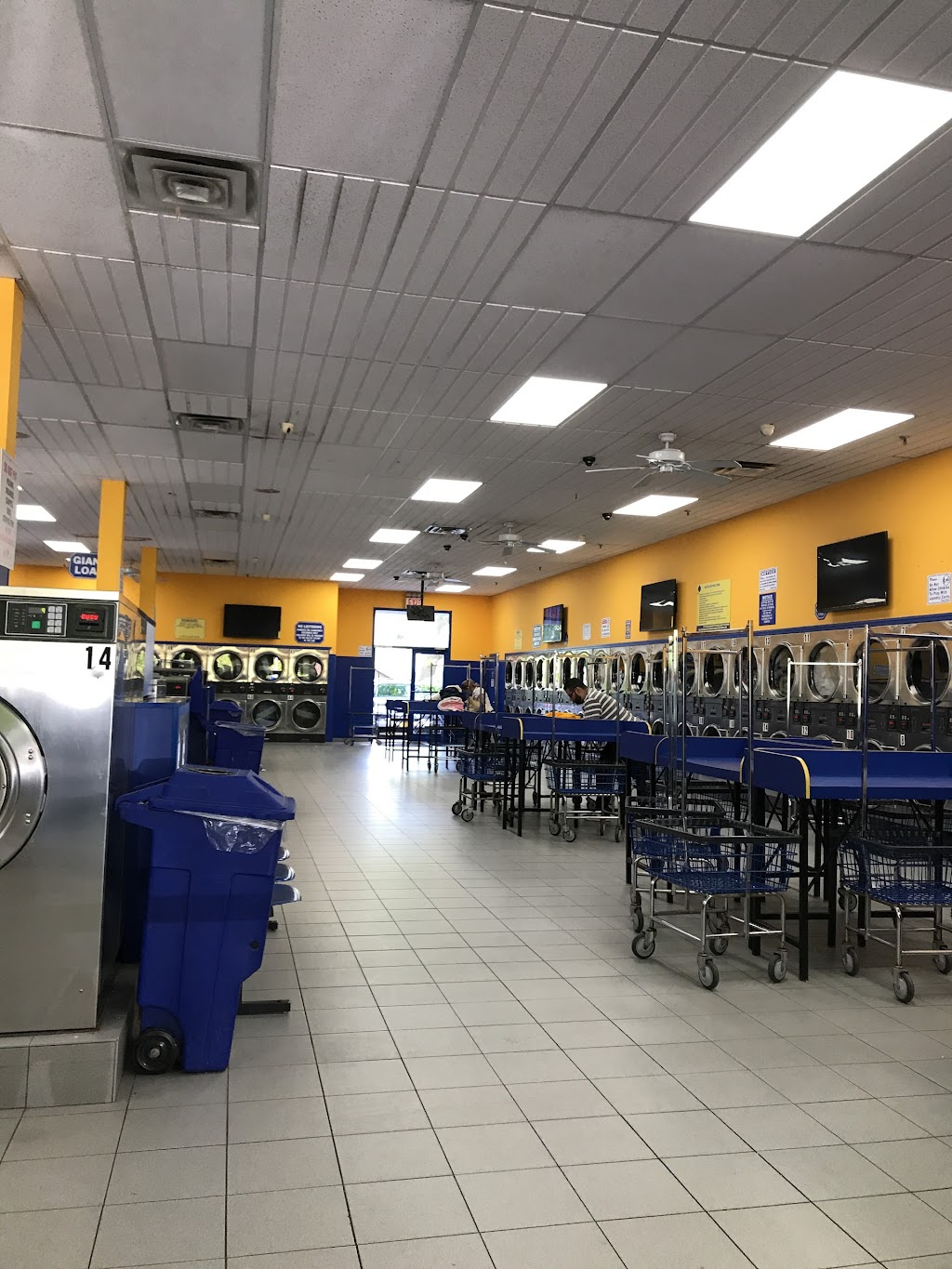 Grand Central Laundromat in 8275 Parsons Blvd, Queens, NY 11432, USA