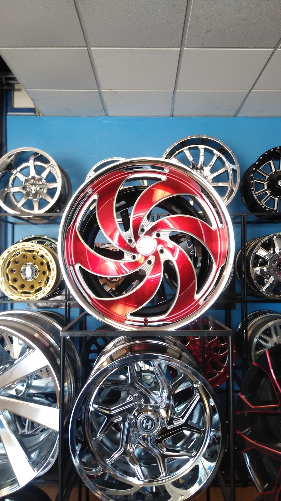 Az famous wheels & tires | 3423 N 43rd Ave, Phoenix, AZ 85019, USA | Phone: (602) 237-5415