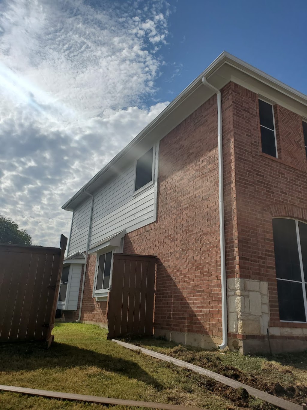 MQ Seamless Gutter Installation, LLC | 1007 S Newark Ave, Fort Worth, TX 76105, USA | Phone: (817) 991-3614