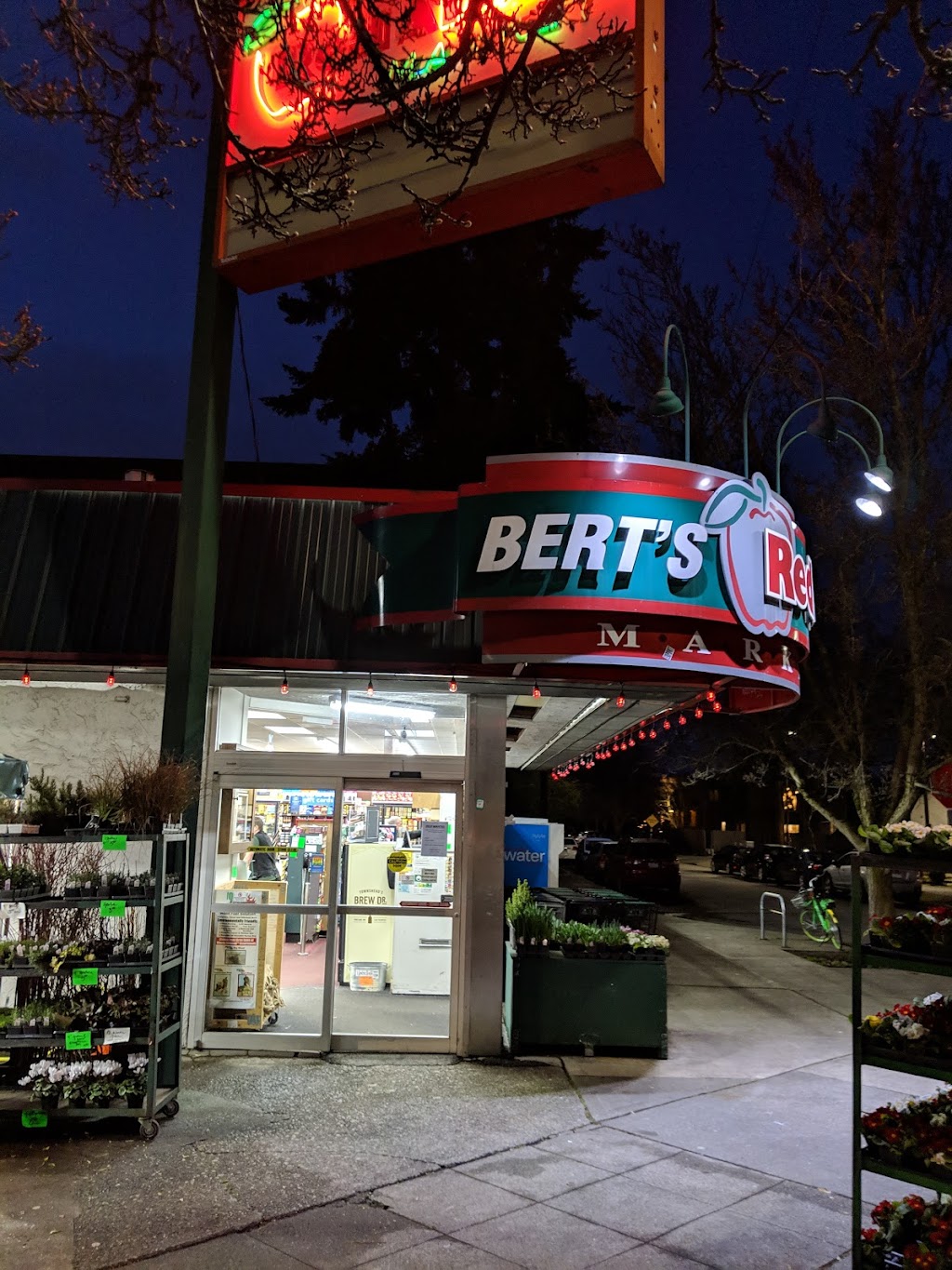 Berts Red Apple Market | 1801 41st Ave E, Seattle, WA 98112, USA | Phone: (206) 322-1330