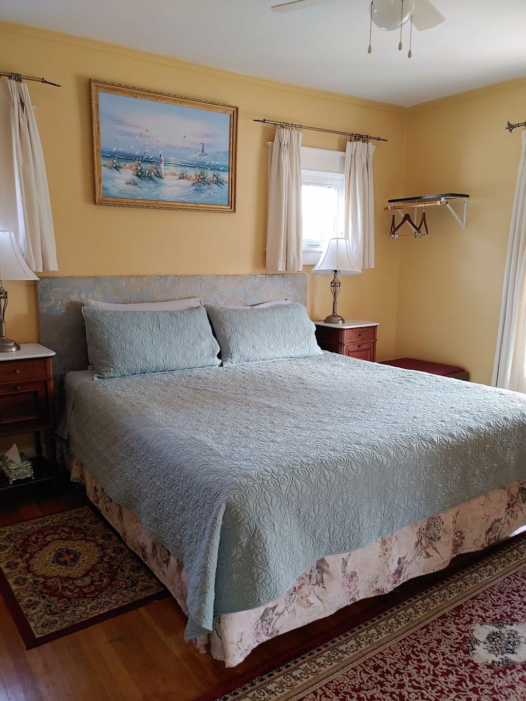 Acacia Bed and Breakfast | 4485 Hiram St, Niagara Falls, ON L2E 1A2, Canada | Phone: (905) 351-2060