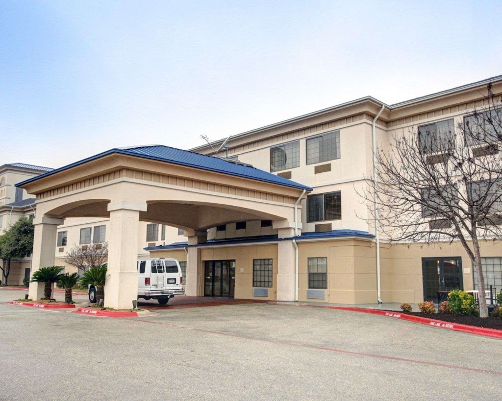 Quality Inn & Suites Airport | 2751 TX-71 East, Del Valle, TX 78617, USA | Phone: (512) 385-1000