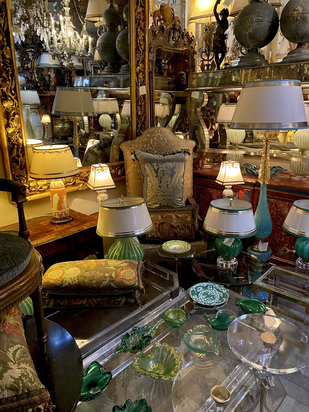 Villa Melrose Antiques | 6061 W 3rd St #3140, Los Angeles, CA 90036, USA | Phone: (323) 934-8130