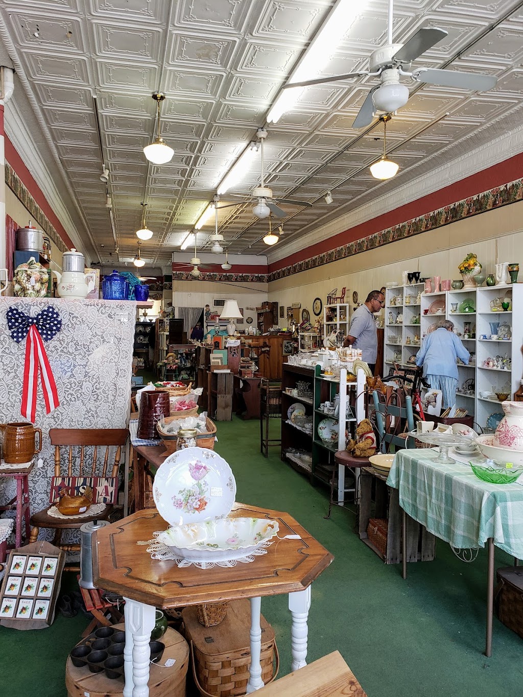 Shars Vintage Finds | 107 S Lane St, Blissfield, MI 49228, USA | Phone: (734) 807-2319