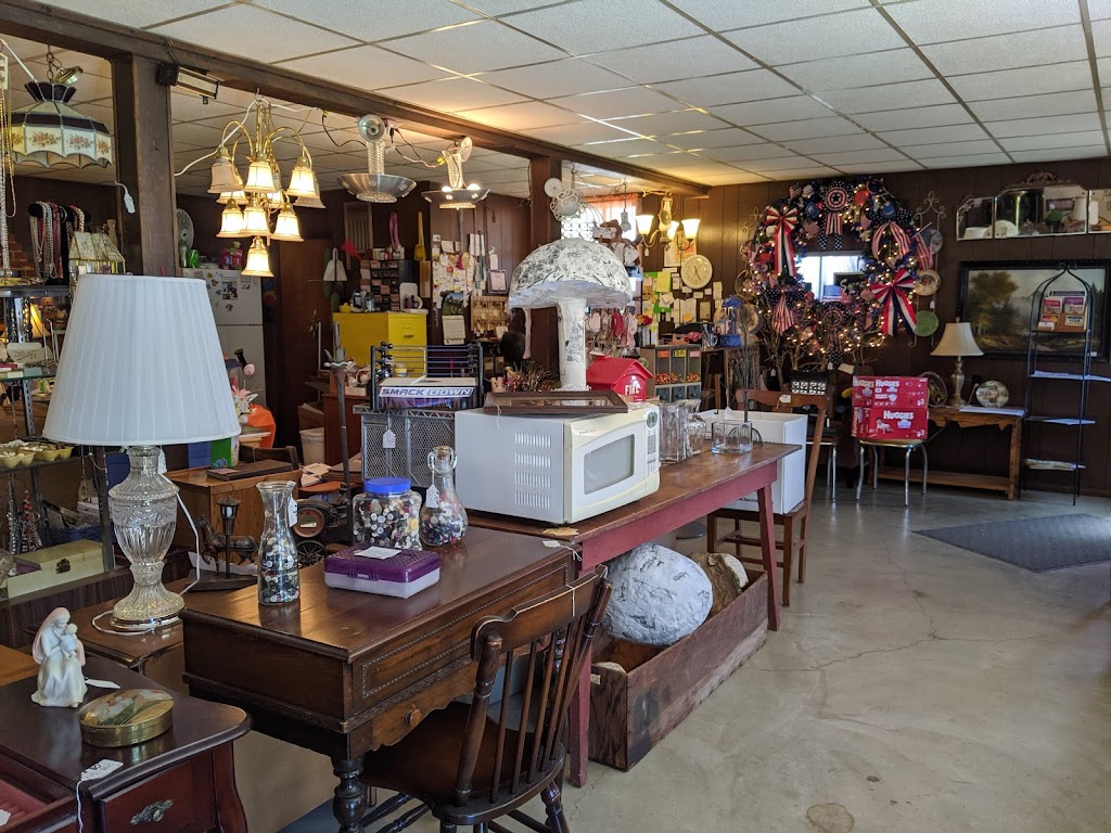 Village Square Antiques | 202 W State St, Pocahontas, IL 62275, USA | Phone: (618) 669-2825