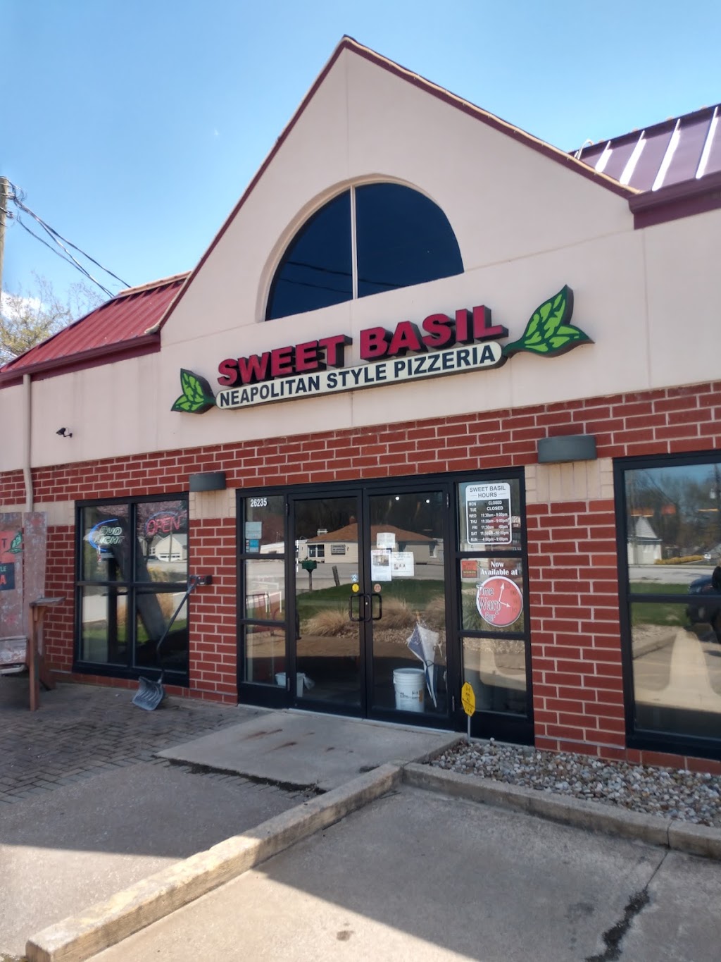 Sweet Basil Neapolitan Style | 26235 Center Ridge Rd, Westlake, OH 44145, USA | Phone: (440) 899-1899