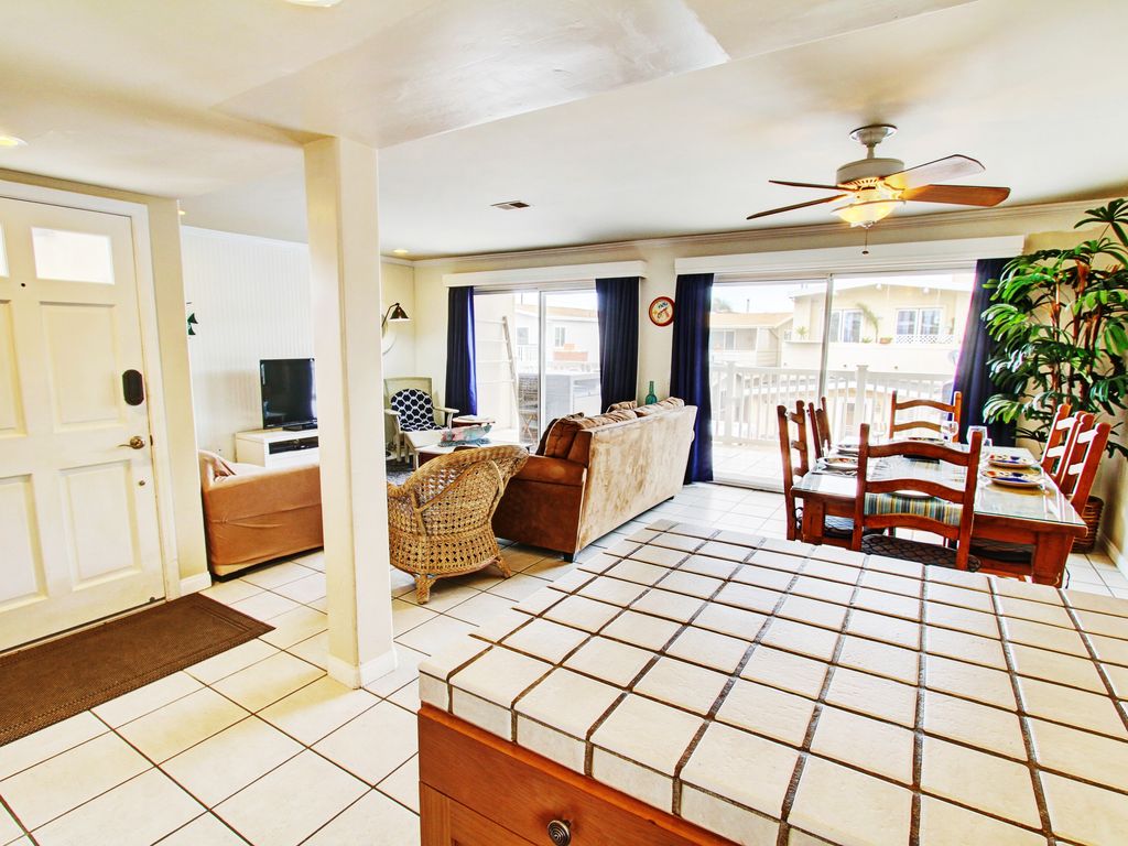 Ocean View Vacation Rental HappiTravels | 126 45th St, Newport Beach, CA 92663, USA | Phone: (909) 489-6735