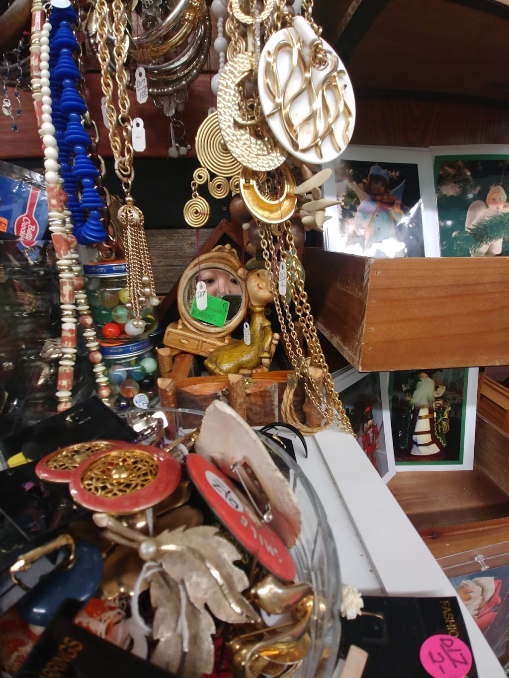 River Bank Antiques | 213 Broad St, Prescott, WI 54021, USA | Phone: (715) 262-4279