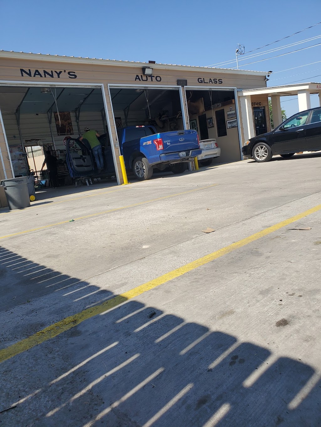 Nanys Auto Glass | 1301 S Meadow Ave, Laredo, TX 78043, USA | Phone: (956) 753-8181