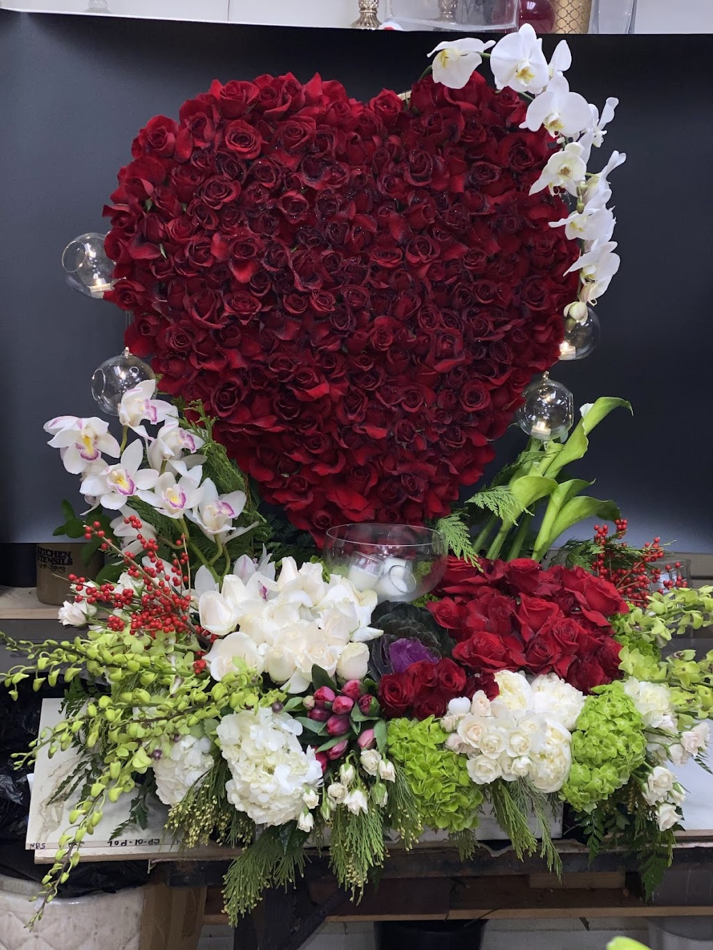 Tinas Flowers & Gifts | 22401 Ventura Blvd D, Woodland Hills, CA 91364, USA | Phone: (818) 225-1504