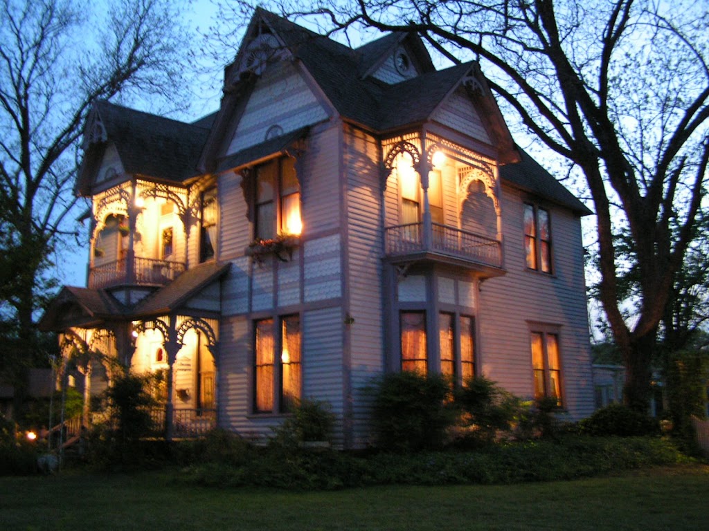 Carleton House Bed and Breakfast | 803 N Main St, Bonham, TX 75418, USA | Phone: (903) 583-2779