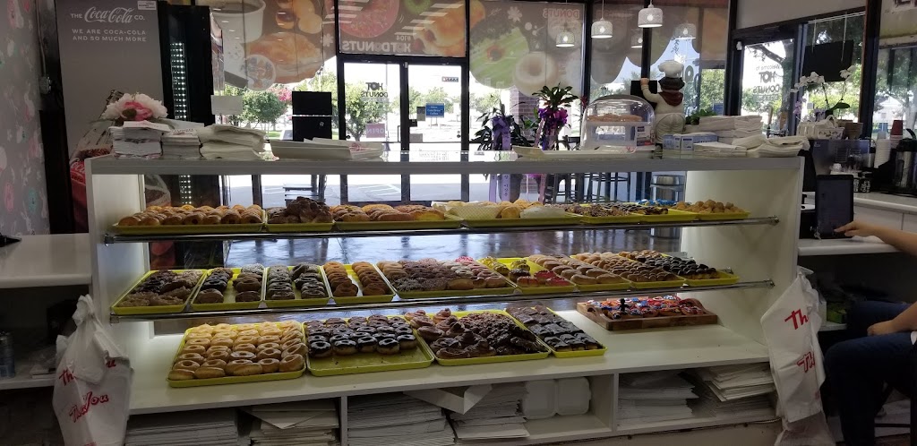 Hot Donuts | 1712 W Frankford Rd #104, Carrollton, TX 75007, USA | Phone: (972) 876-7000