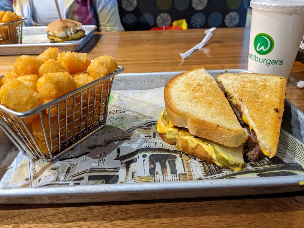 Wahlburgers @ Hy-Vee | 16150 Pilot Knob Rd, Lakeville, MN 55044, USA | Phone: (952) 423-9352