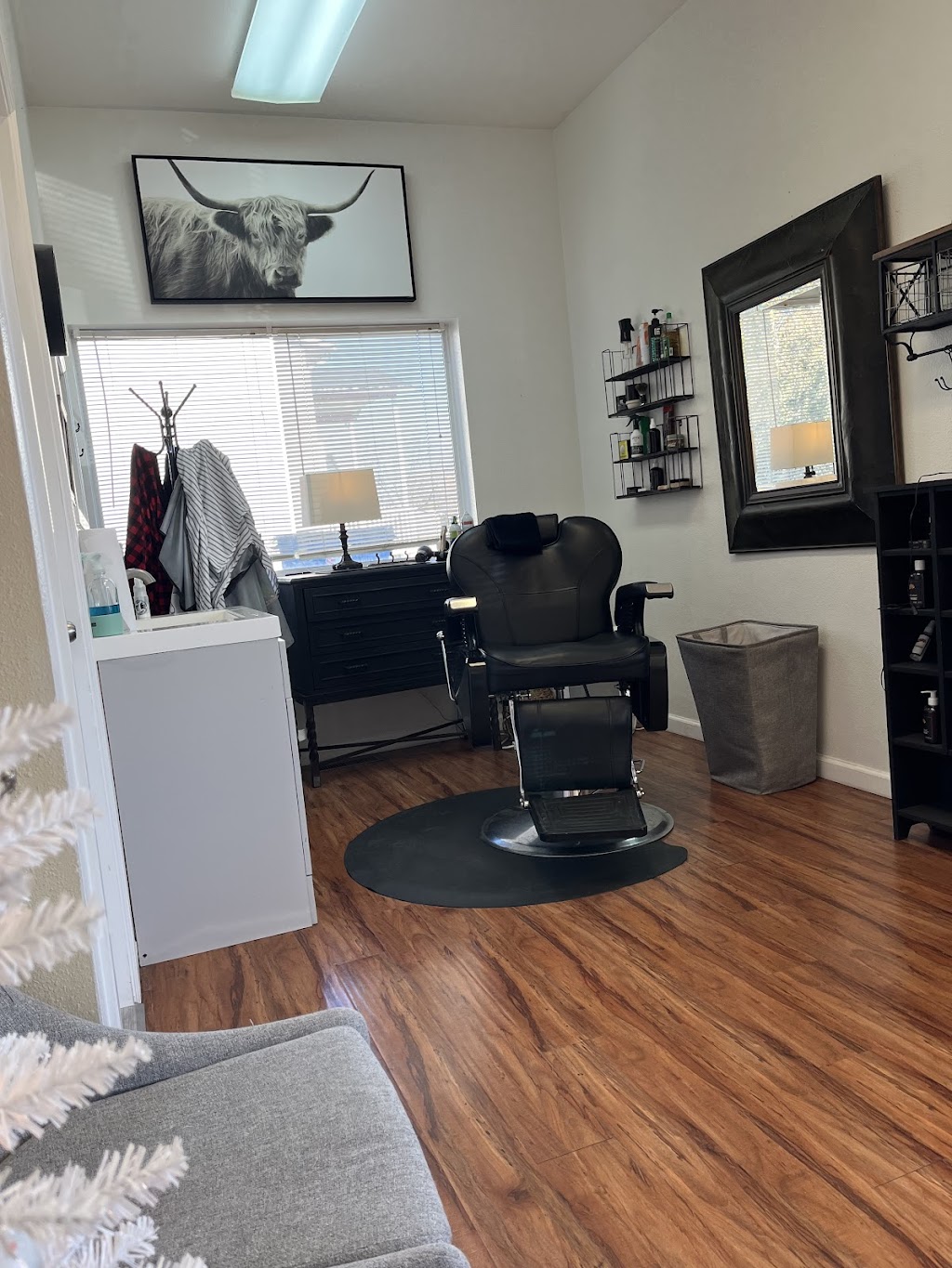 Carla’s Cuts Barber shop | 106 W Main St unit d, Middleton, ID 83644, USA | Phone: (208) 272-0178