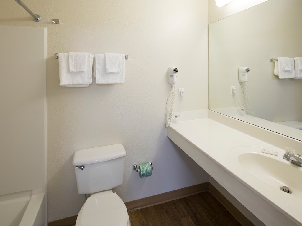 InTown Suites Extended Stay Greensboro NC - Airport | 501 Americhase Dr, Greensboro, NC 27409, USA | Phone: (336) 886-1250