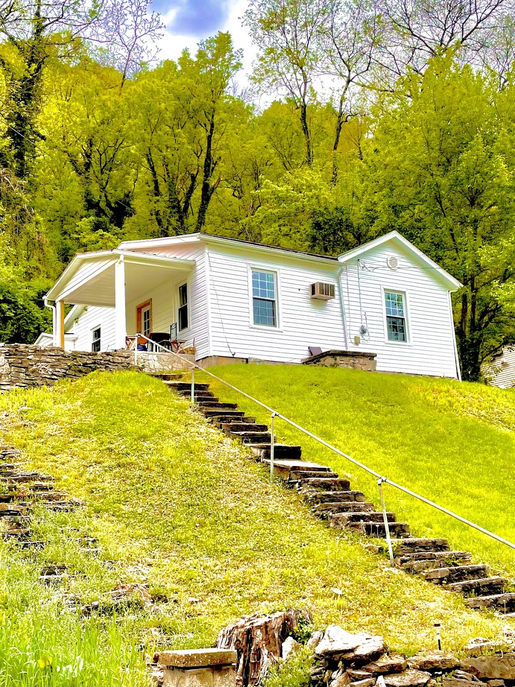 Maysville | West Front Street &, Rosemary Clooney St, Maysville, KY 41056, USA | Phone: (800) 872-7245