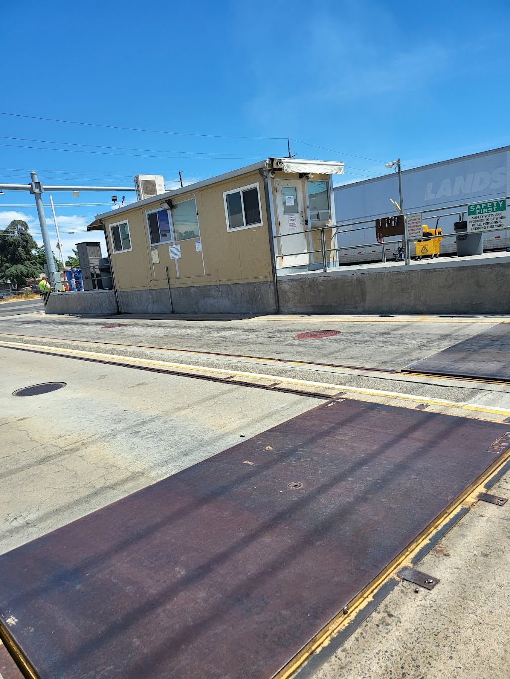 E. & J. Gallo Winery | 700 S Santa Cruz Ave, Modesto, CA 95354, USA | Phone: (209) 341-7508