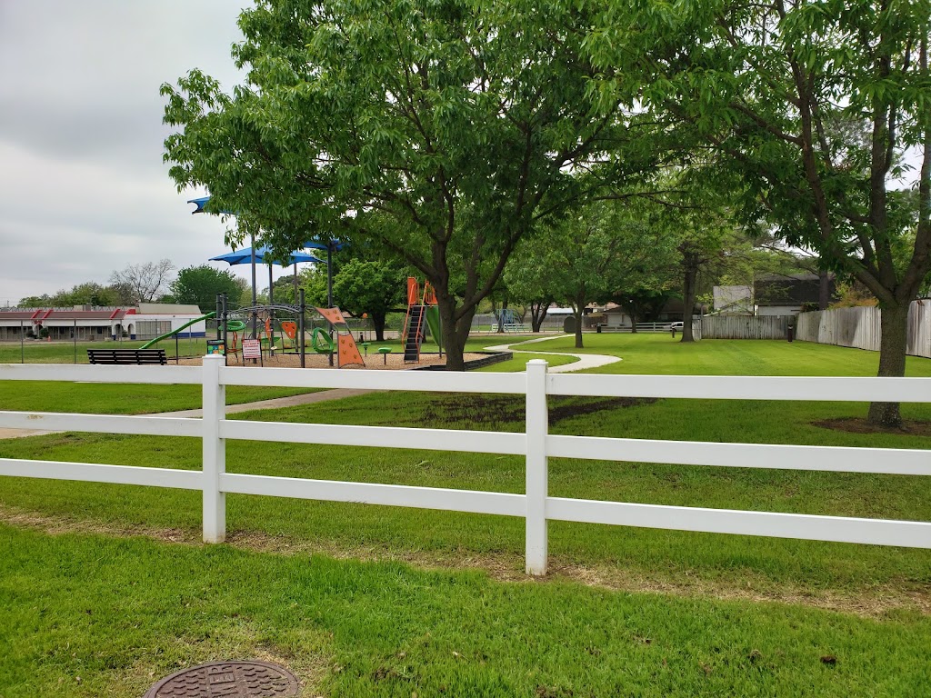 Dewey Tennant Park | 901 Monterrey St, Bedford, TX 76022, USA | Phone: (817) 952-2300