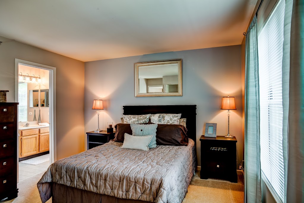 Bristol Club Apartments | 5700 Walnut Ave, Downers Grove, IL 60516, USA | Phone: (630) 969-1010