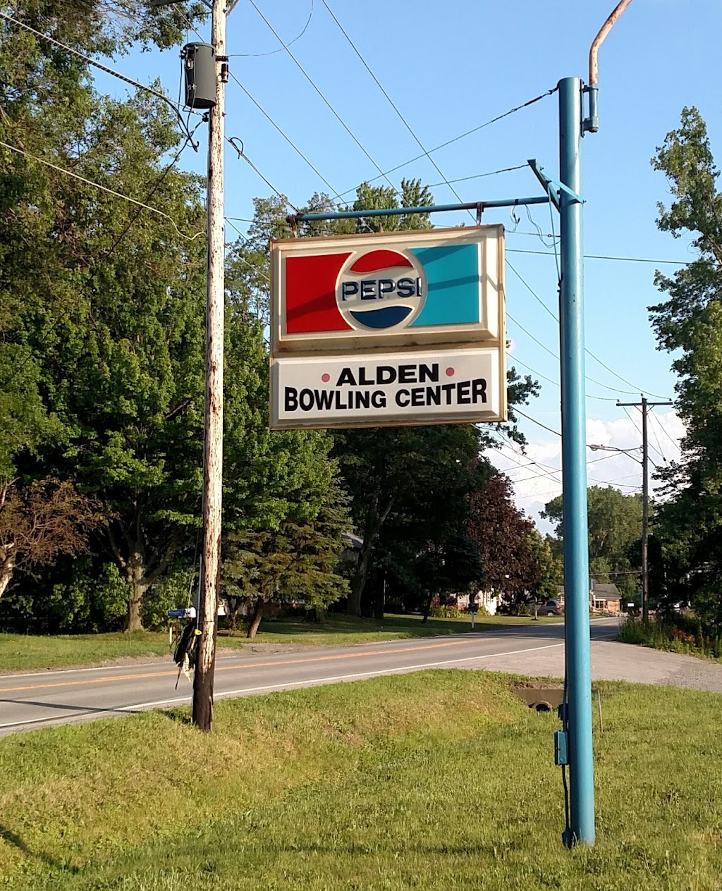 Alden Bowling Center | 1212 Sandridge Rd, Alden, NY 14004, USA | Phone: (716) 937-9619