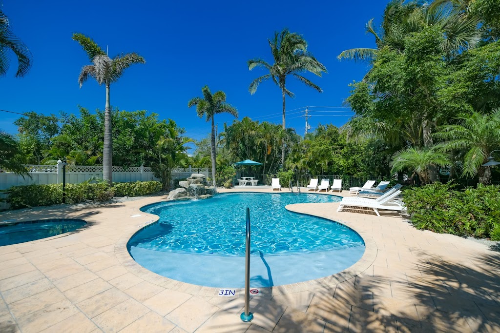 Tropical Breeze Resort | 140 Columbus Blvd, Sarasota, FL 34242, USA | Phone: (941) 256-2686