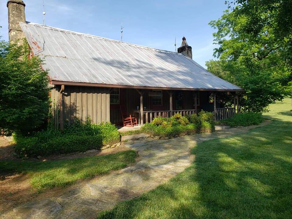 River Rhys Cabin | 251 Crackers Neck Rd, Pilot Mountain, NC 27041, USA | Phone: (336) 648-7272