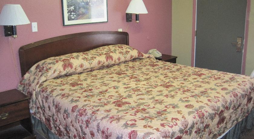 Royal Relax Inn Fairmont City | 5280 Collinsville Rd, East St Louis, IL 62201, USA | Phone: (618) 875-2800