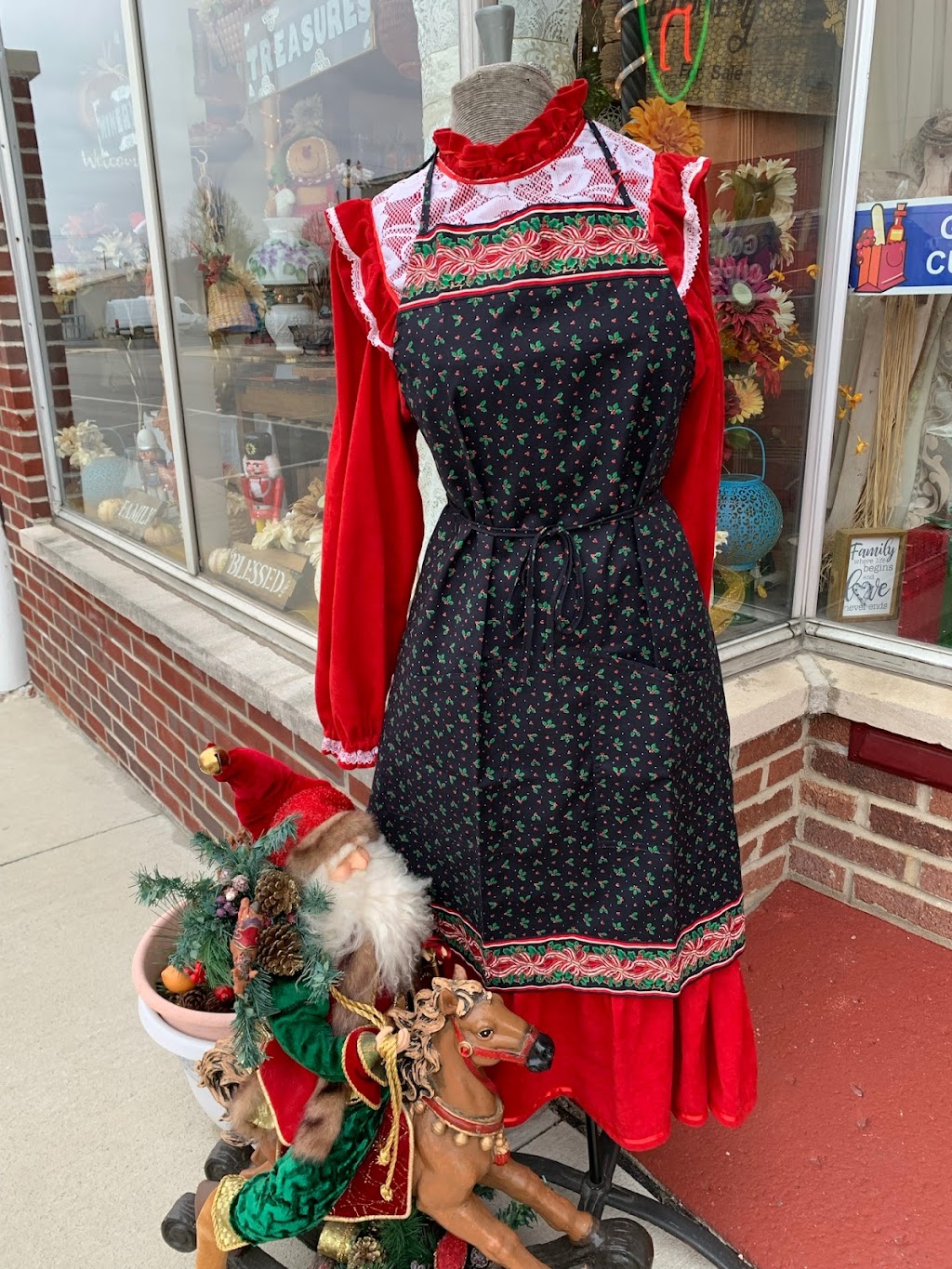 Minervas Treasures | 112 N Main St, Fairmount, IN 46928, USA | Phone: (765) 380-0270