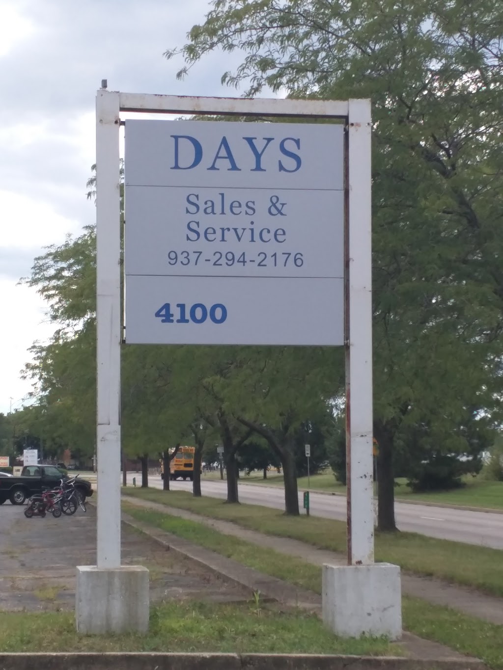 Days Sales & Service Bicycle Shop Lawn Mower Shop | 4100 Kettering Blvd, Moraine, OH 45439, USA | Phone: (937) 294-2176