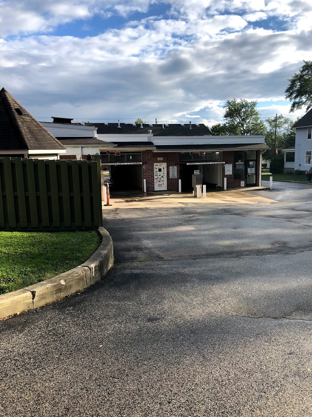 Burton Village Laundry & Car Wash | 13800 W Center St, Burton, OH 44021, USA | Phone: (440) 834-1922