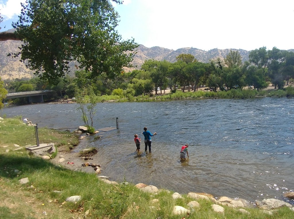 Kern Riverfront Lodge | 113 Kern River Dr, Kernville, CA 93238, USA | Phone: (760) 376-1396