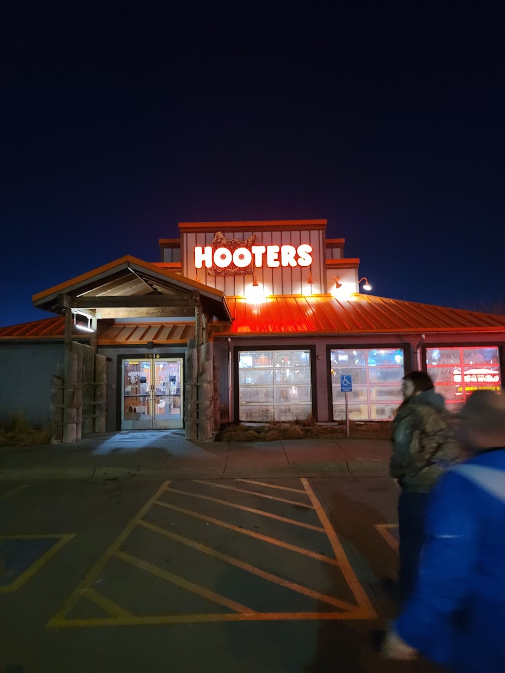 Hooters | 2910 23rd Ave, Council Bluffs, IA 51501, USA | Phone: (712) 256-2959