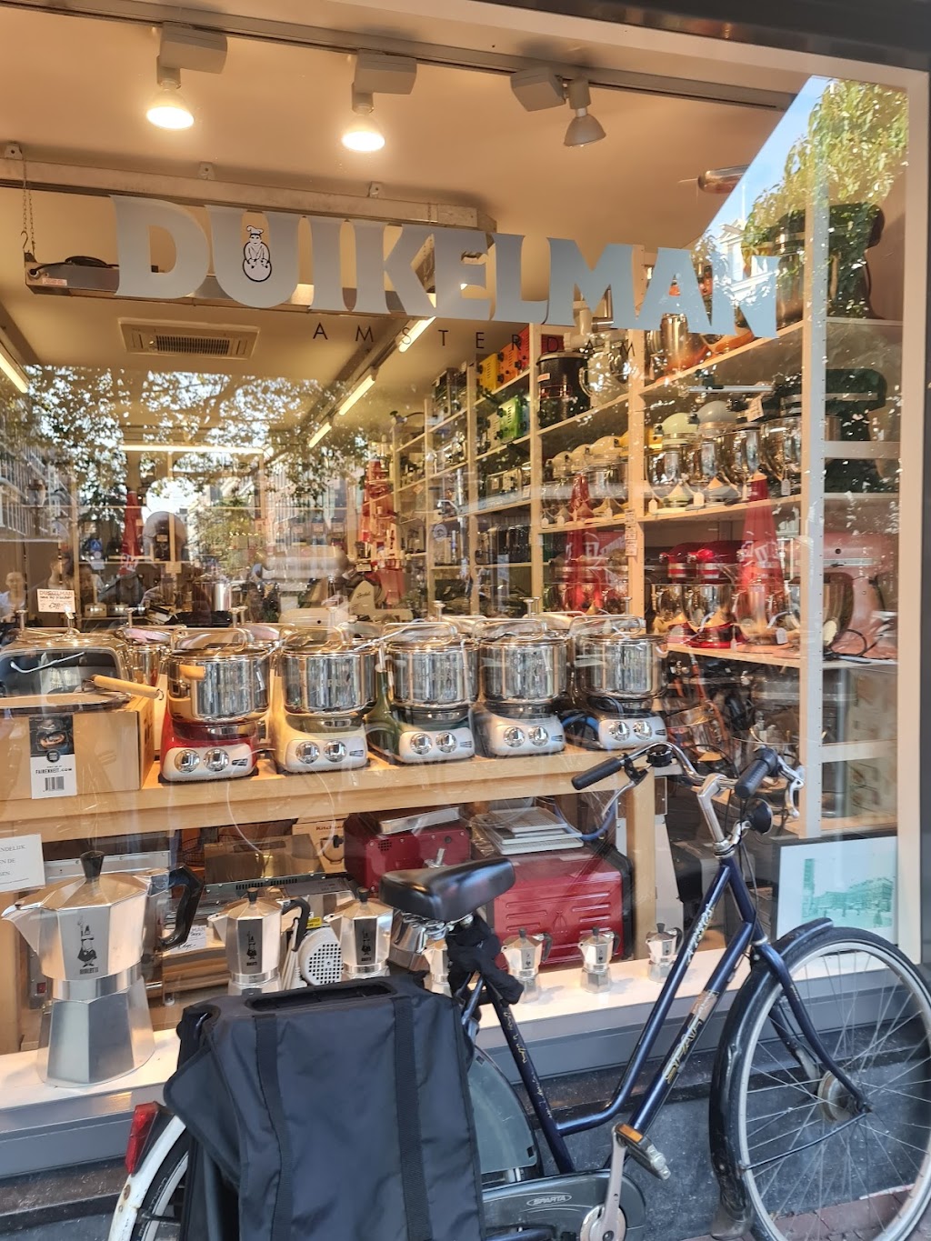 Duikelman BV | Ferdinand Bolstraat 66-68, 1072 LM Amsterdam, Netherlands | Phone: 020 671 2230