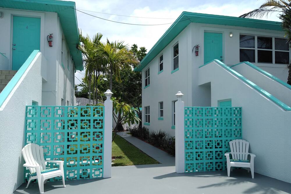 Swashbuckler Motel | 11875 Gulf Blvd, Treasure Island, FL 33706, USA | Phone: (727) 404-1459