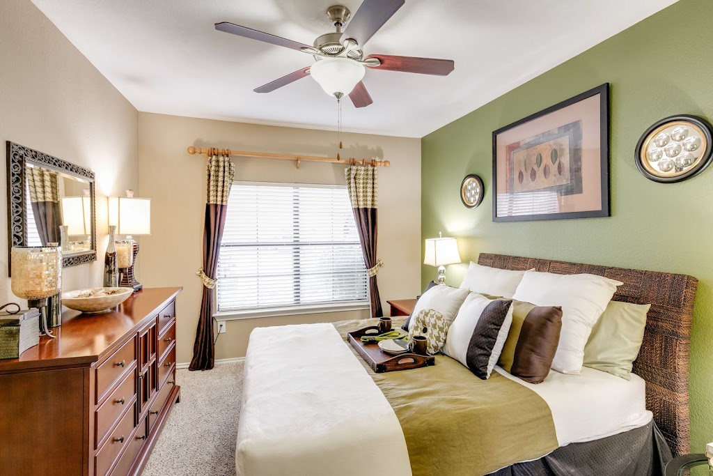 Waters Edge Apartments | 5000 Whitestone Ln, Plano, TX 75024, USA | Phone: (214) 556-2869