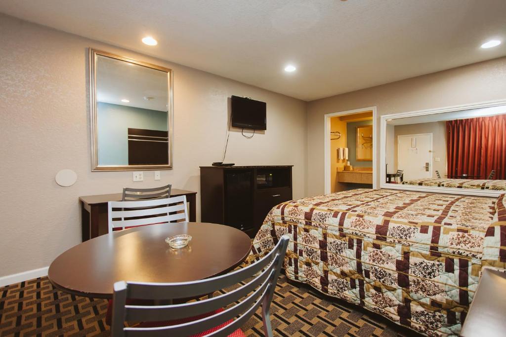 Regency Inn - Channelview | 15615 E Freeway Service Rd, Channelview, TX 77530, USA | Phone: (281) 452-0719